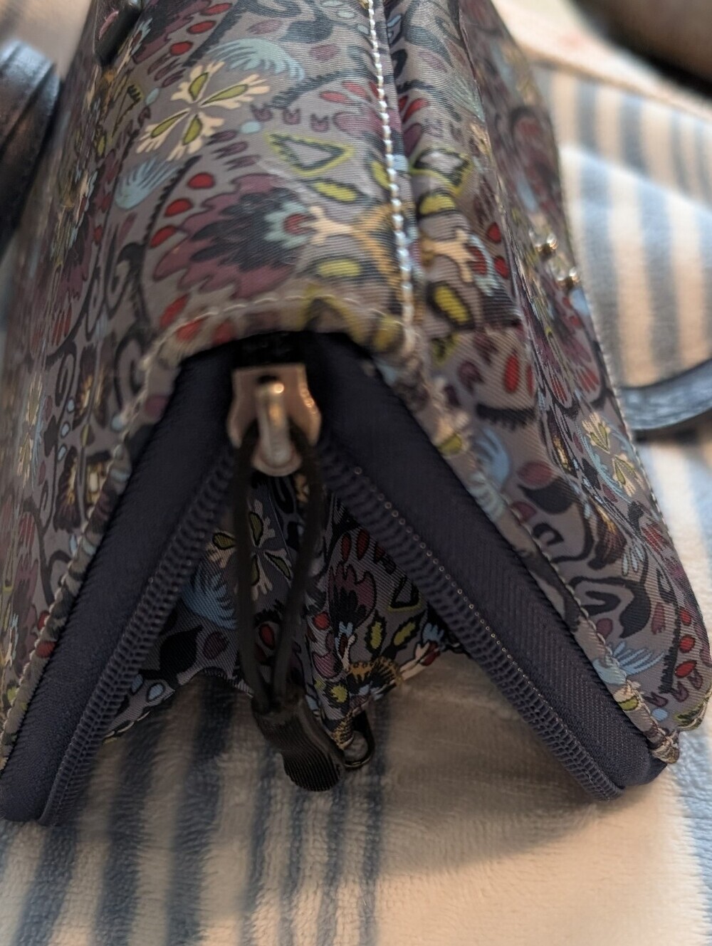 Sakroots In Gray Mosaic World Wallet/Wristlet Clutch - Picture 3 of 12